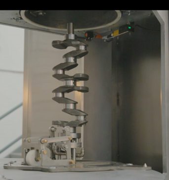 Vilebrequin avec système de bridage automatique après nettoyage