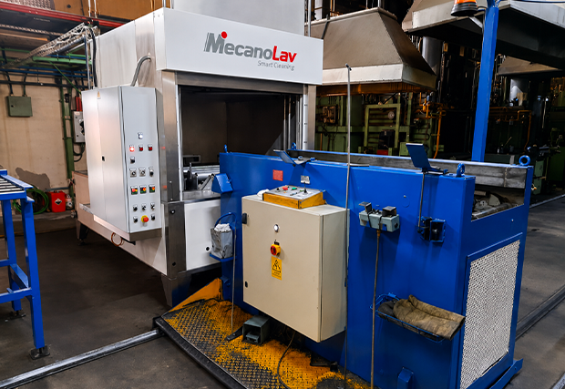 Machine de nettoyage de pièce volumineuse installée en usine