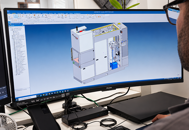Un employé qui travail sur la modélisation 3D de la machine Mecanofast