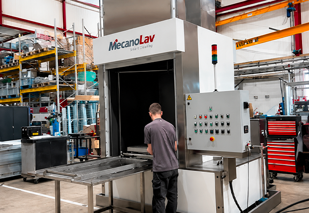 Un employé qui manipule la machine Maxima