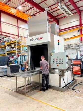 Un employé qui manipule la machine Maxima