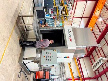 Un employé qui manipule la machine Maxima