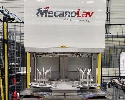 Machine de nettoyage de pièce avec une double chambre de travail équipé d'une table rotative