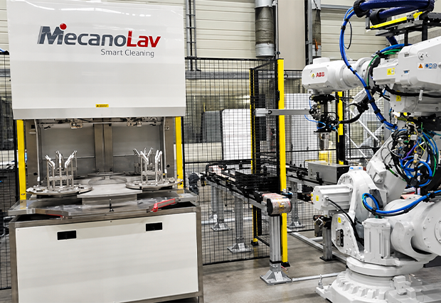 Machine de lavage industrielle intégrée dans une ligne de production automatisée