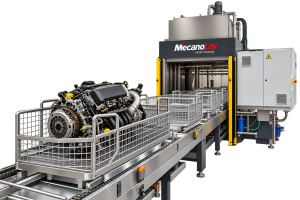 Ligne de nettoyage MecanoLav avec moteur automobile dans un panier sur convoyeur